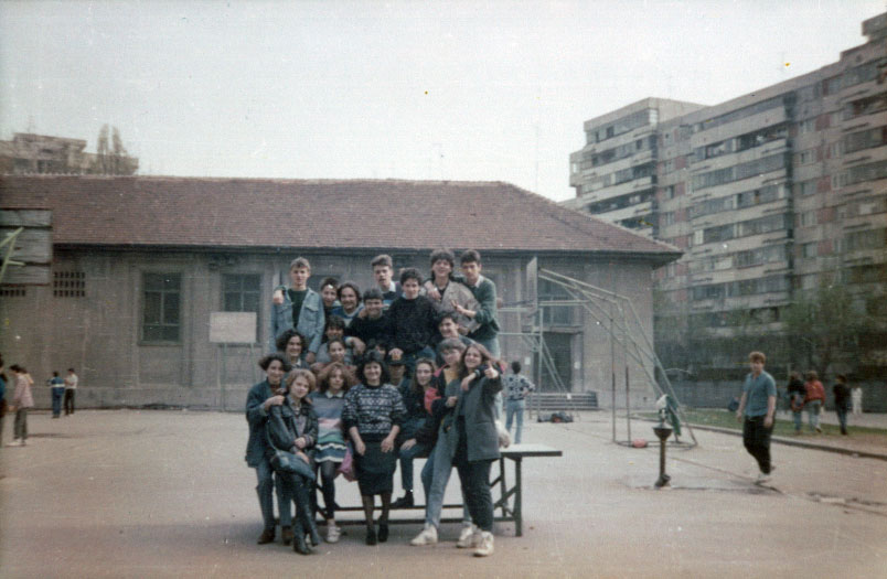 in curte, cu cici.jpg